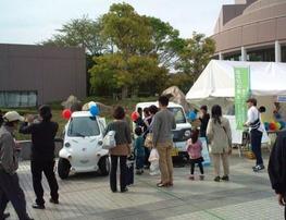 写真：平成26年県民の日記念事業での電気自動車展示の様子2