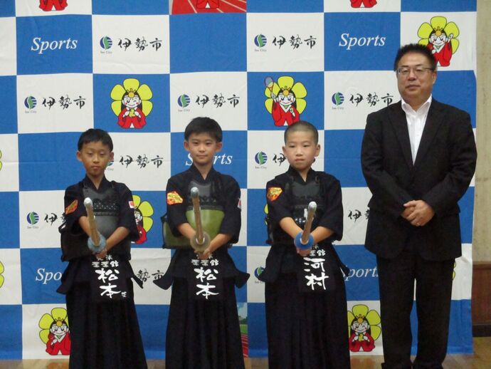 全国道場少年剣道大会に出場する選手と教育長の記念写真