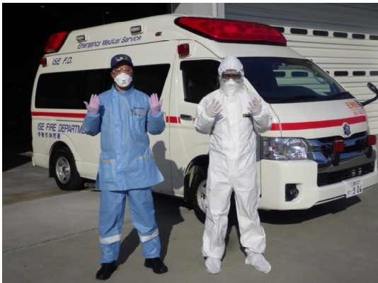 画像：救急隊員の感染防止装備