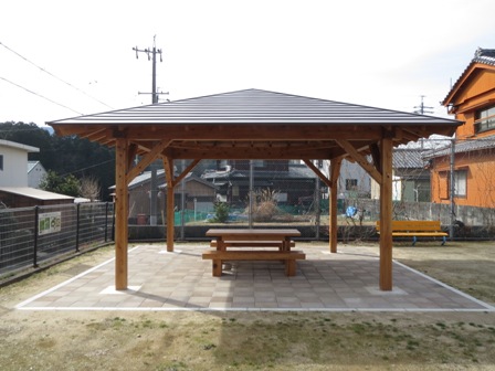 朝熊公園での三重県産木材を使用した東屋の写真