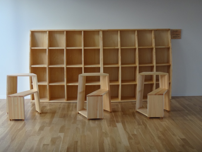 みなと小学校での三重県産木材を使用した机、棚の写真
