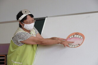 写真：歯科検診のパネルシアターをする先生