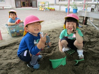 砂場で遊んでいる園児の写真1