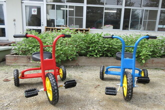 写真：赤と青の三輪車