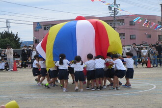 バルーンで気球の技を決める年中組の子ども達