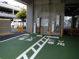 写真：伊勢市役所エネルギー棟の電気自動車用急速充電器設置場所