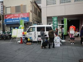 写真：商店街における電気自動車活用の様子1