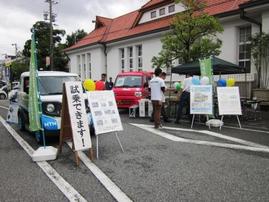 写真：伊勢楽市における電気自動車の展示と試乗会の様子1