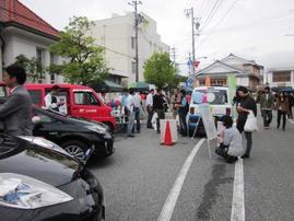 写真：伊勢楽市における電気自動車の展示と試乗会の様子2