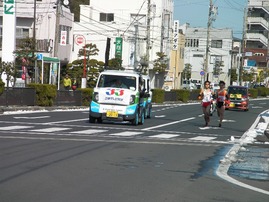 写真：美し国三重市町対抗駅伝において伴走する電気自動車