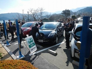 写真：旅荘海の蝶充電器設置セレモニーの様子2