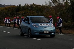 写真：審判者として伴走する日産リーフ