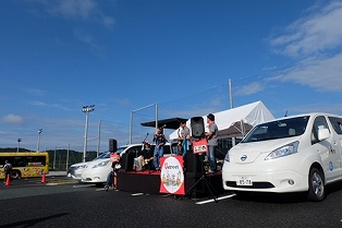 写真：電気自動車等の電源を活用したライブの様子