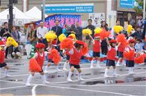 写真：ボンボンを持って踊るキッズたち