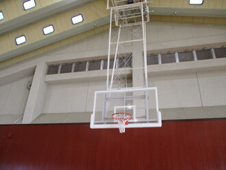 写真：吊下式バスケットゴール