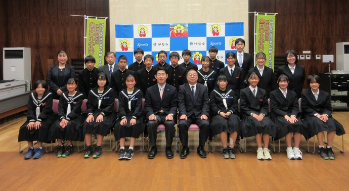 全中テニス出場者と市長、教育長の記念写真