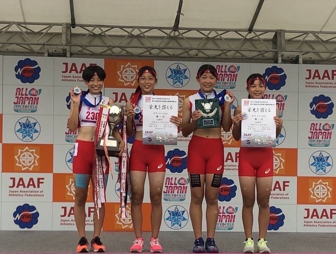 全中全日本中学校陸上競技選手権大会女子4×100mで優勝した小俣中チームメンバーの記念写真