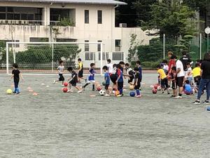 写真：グランドでサッカーをする子供たち