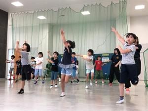 写真：子供たちが踊る様子