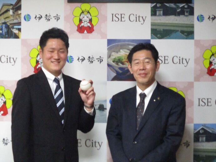 日本ハムファイターズの山本晃大選手と市長の記念写真