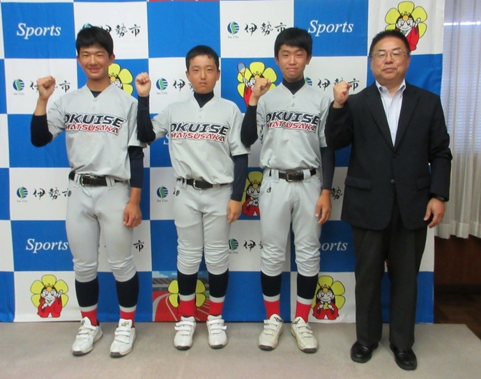 日本リトルシニア日本選手権大会に出場する選手と教育長の記念写真