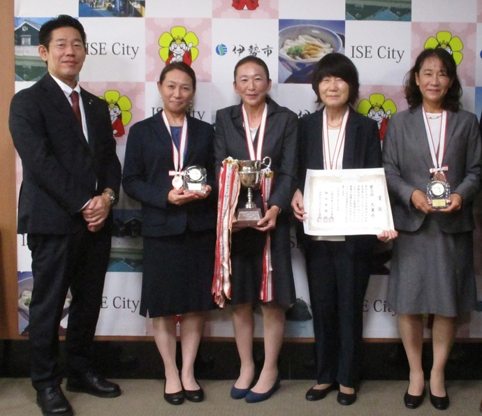全日本レディースソフトテニス決勝大会で3位入賞した選手と市長の記念写真