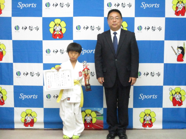 第40回日本拳法少年個人選手権大会で3位に入賞者した選手と教育長の記念写真