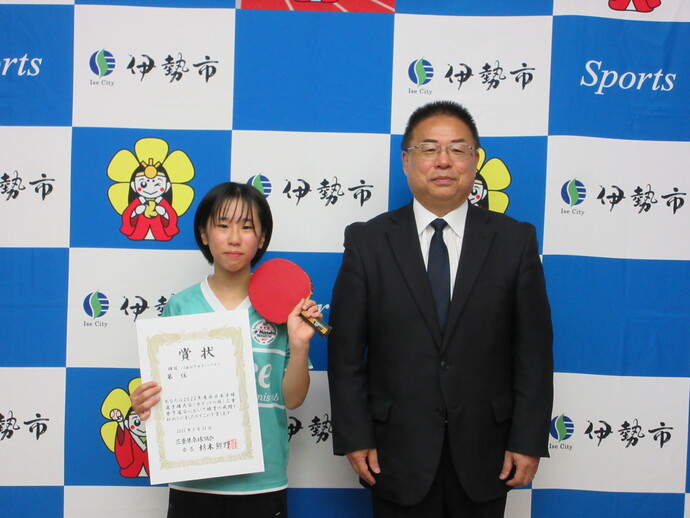 全日本卓球選手権大会（カデットの部）に出場する選手と教育長の記念写真