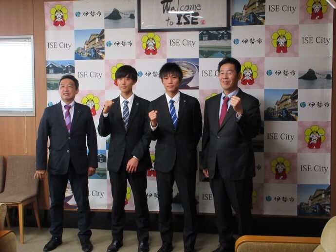 全日本大学駅伝競走に出場する選手と監督と市長との記念写真
