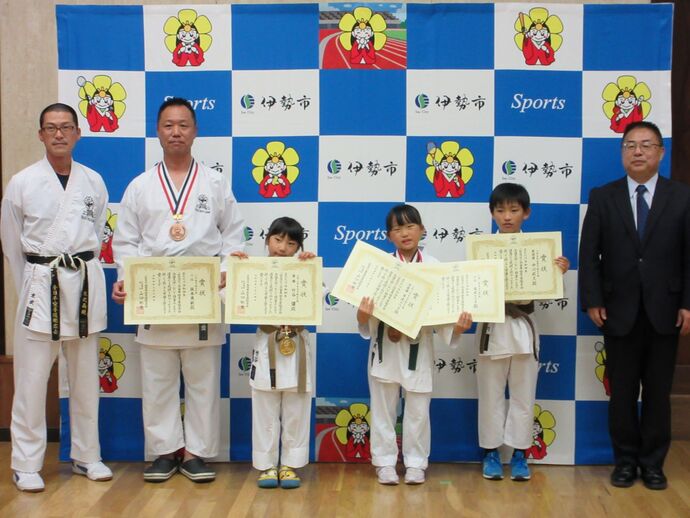 全日本空手道剛柔会全国大会出場者と教育長の記念写真