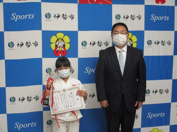 日本拳法の選手と教育長の記念写真