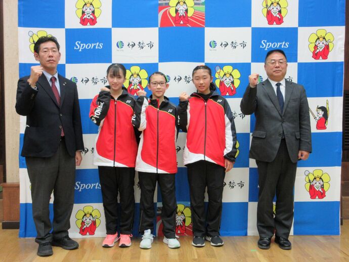 全国小学生バドミントン選手権大会出場者と市長、教育長の記念写真