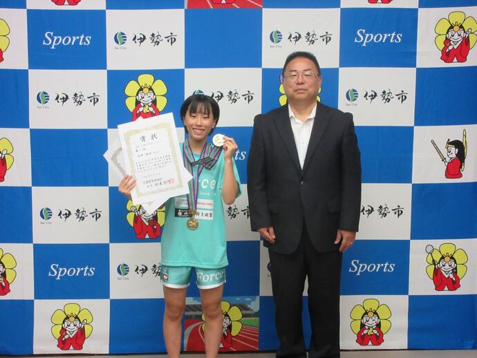 全日本卓球選手権大会（カデットの部）出場者と教育長の記念写真