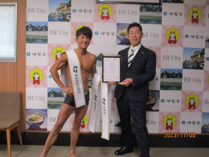ベストボディ・ジャパンに出場する選手と市長の記念写真