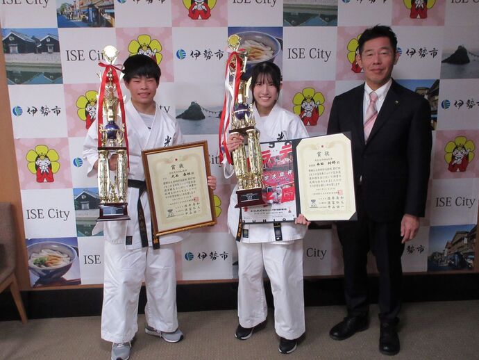 JkJO全日本ジュニア空手道選手権大会で入賞した選手と市長の記念写真