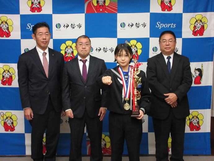 「アマチュアキックボクシング全日本選手権決勝大会」優勝者と市長、教育長の記念写真