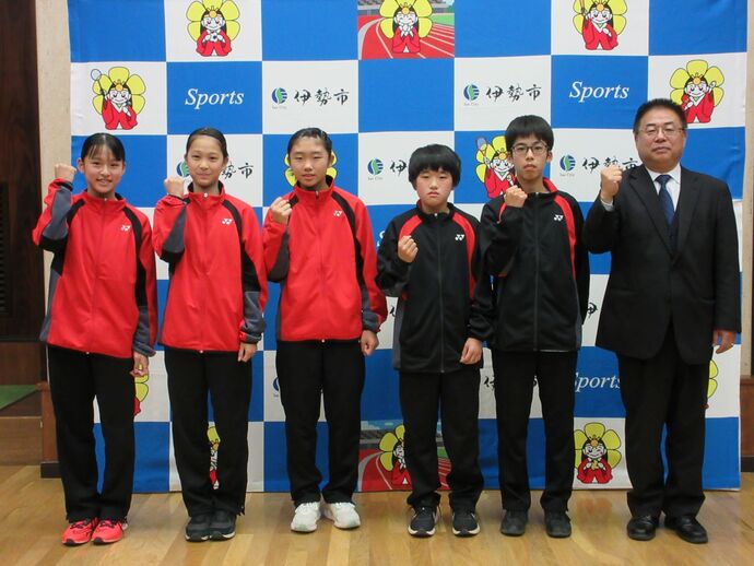 第32回全国小学生バドミントン選手権大会出場者と教育長の記念写真