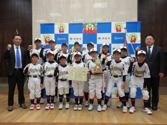 第53回日本少年野球春季全国大会出場選手と教育長の記念写真