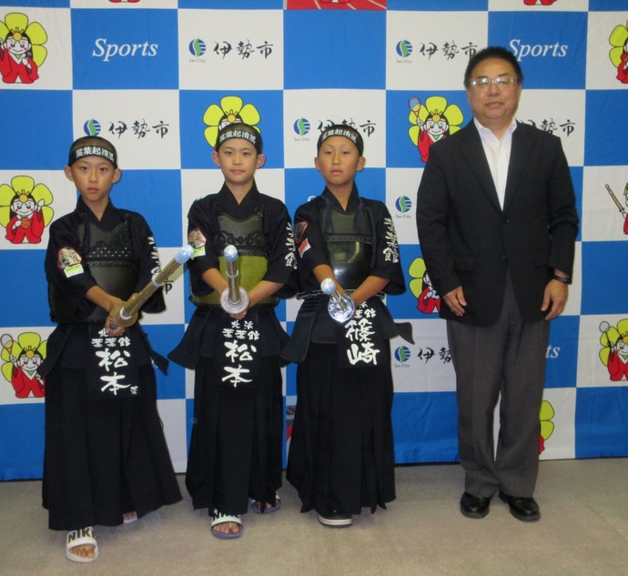 剣道の全国大会出場者と教育長の記念写真