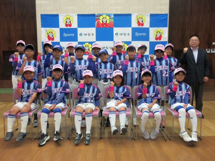 女子ソフトボールの全国大会に出場する選手と教育長の記念写真