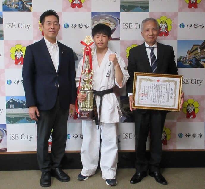 空手の全国大会優勝者と市長の記念写真