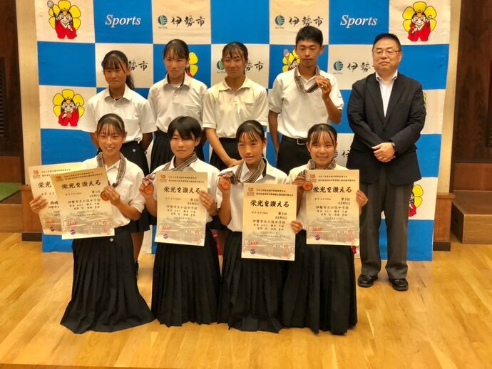 中学生の陸上競技全国大会で入賞した選手と教育長の記念写真