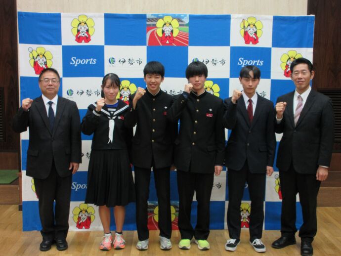 第55回U16陸上競技大会入賞者と市長、教育長の記念写真