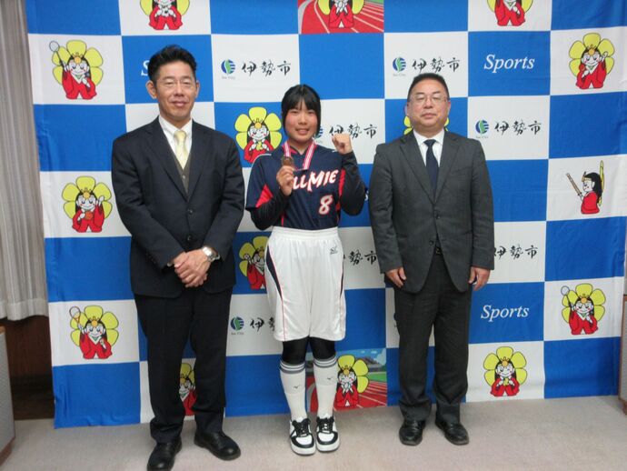 女子ソフトボール3位入賞者と市長、教育長の記念写真