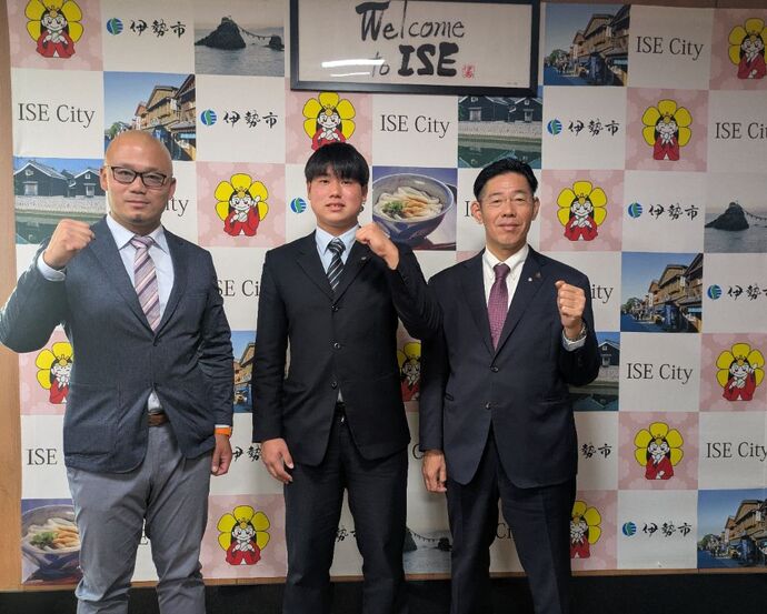 国民スポーツ大会陸上競技で優勝した選手と市長の記念写真