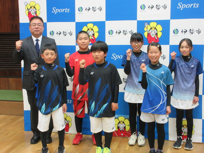 全国小学生ソフトテニス大会出場者と教育長の記念写真