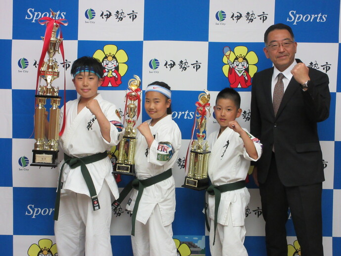 空手の大会で優勝した選手と教育長の記念写真