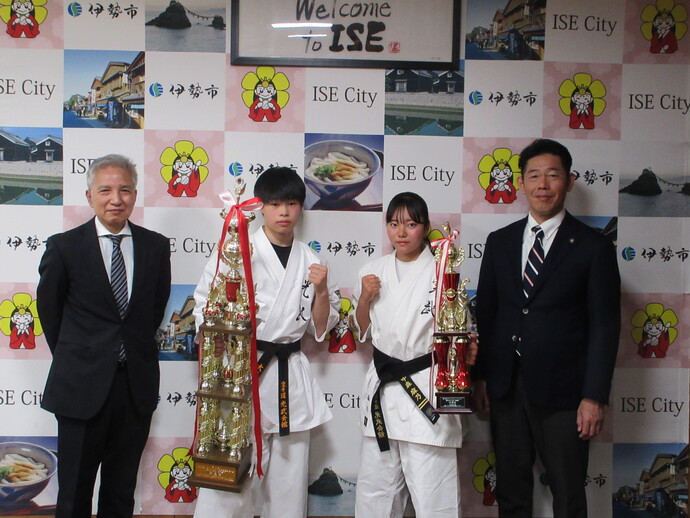 空手の全国大会で準優勝した二人と市長の記念写真