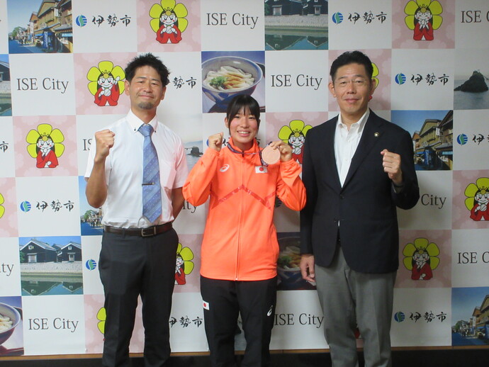アンダー18アジア陸上やり投げで3位入賞の選手と市長の記念写真