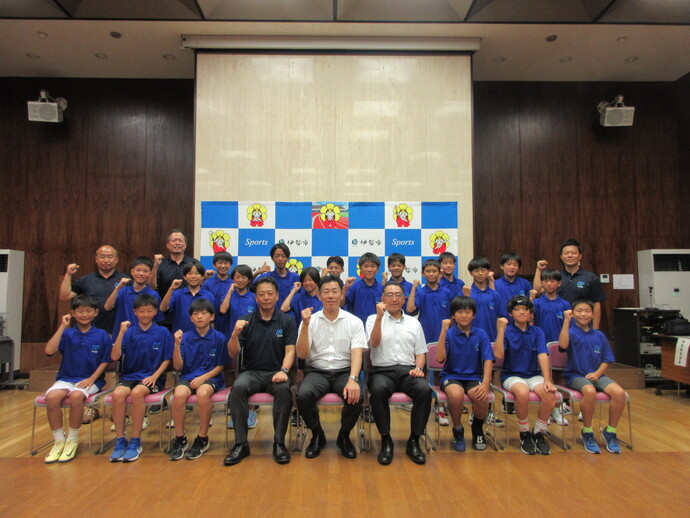 日韓サッカー遠征参加者と市長、教育長の記念写真